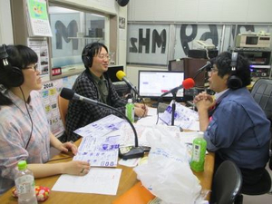 留萌のスタジオでの生放送の様子