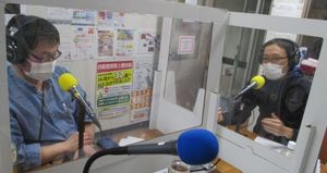 留萌のスタジオでの生放送の様子の写真（2022年11月）